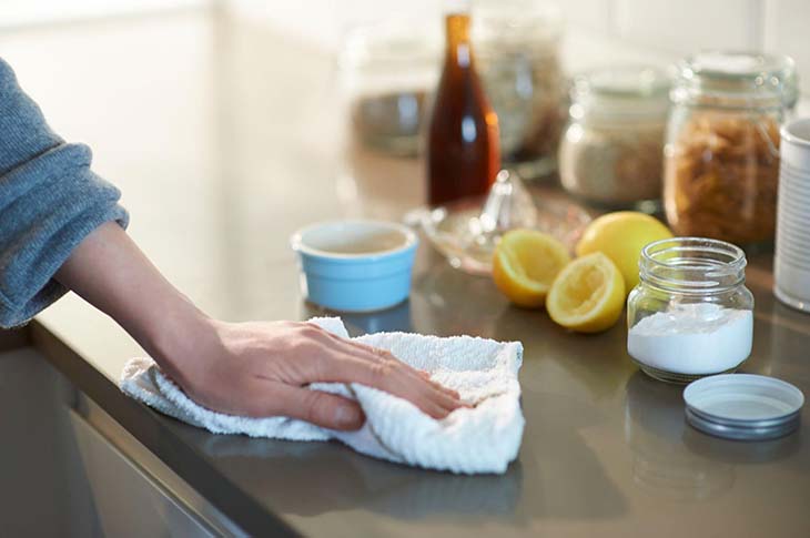 Usar limón para lavar los platos