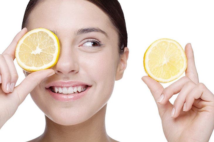 Usar limón para la piel.