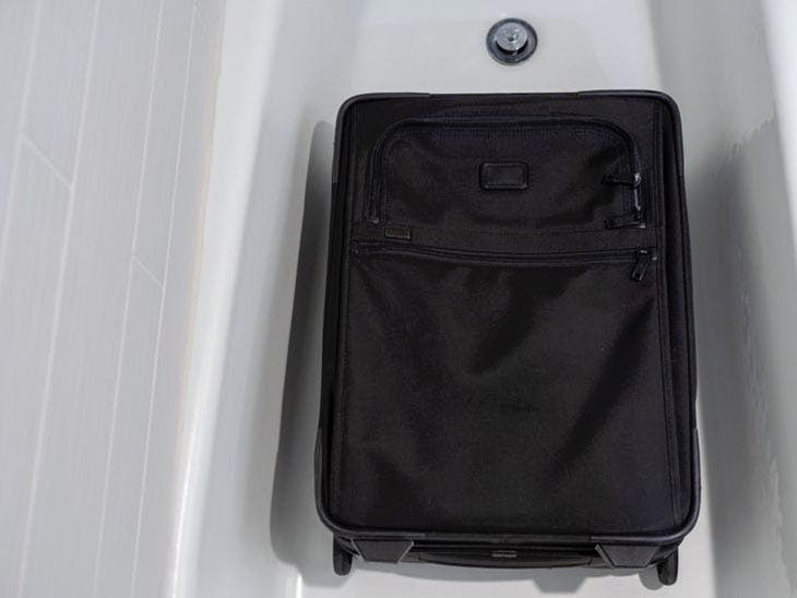 Valise dans une baignoire