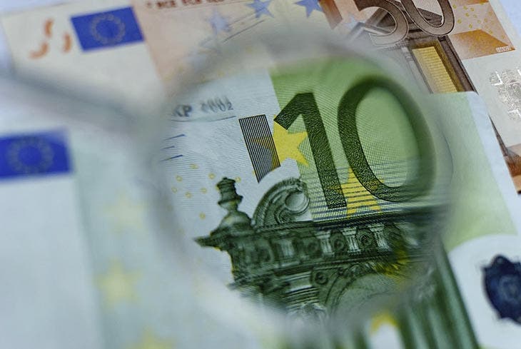 Checking 10 euro banknotes
