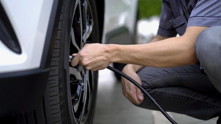 Controllare la pressione dei pneumatici