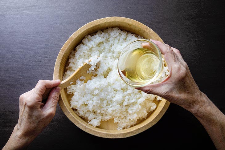 Verre de vinaigre sur une assiette de riz blanc