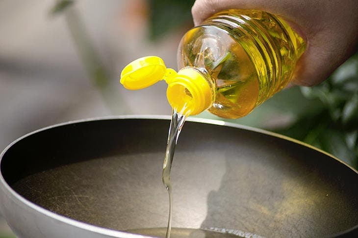 Verter aceite en una sartén
