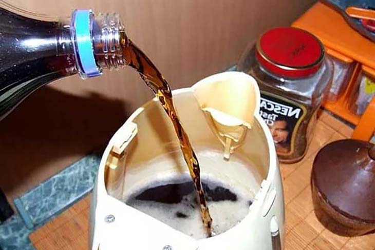 Pour coke into the kettle