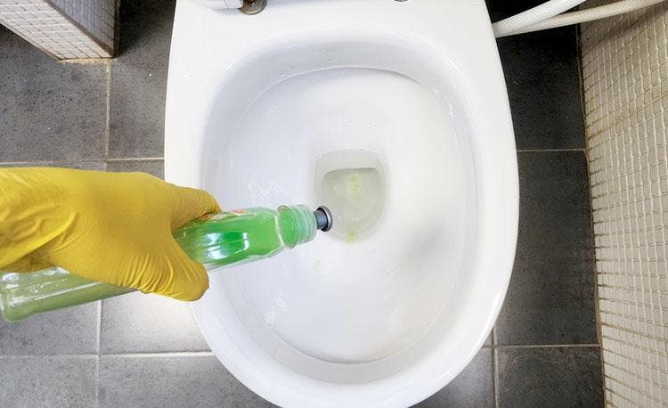 Déboucher toilettes : découvrez nos astuces efficaces en un rien