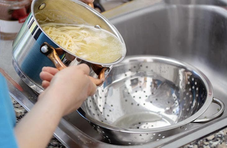 Versare l'acqua di cottura della pasta
