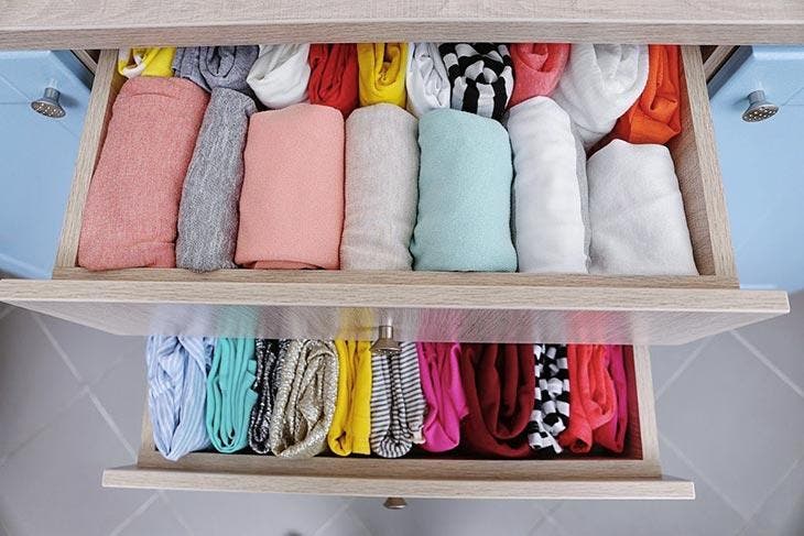 10 Tutos pour plier son linge comme un pro  Rangement habits, Rangement  vetement, Vêtements pliants