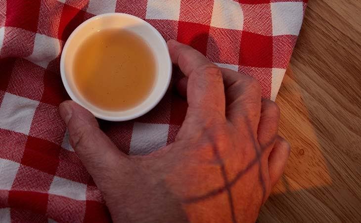 Vinagre de sidra de manzana en un bol