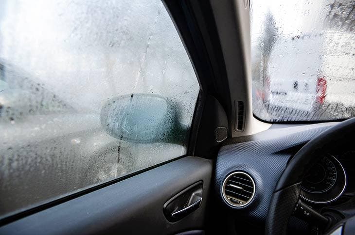 Éliminer l'humidité présente dans votre voiture de manière