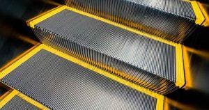 Voici à quoi servent vraiment les rainures verticales des escalators