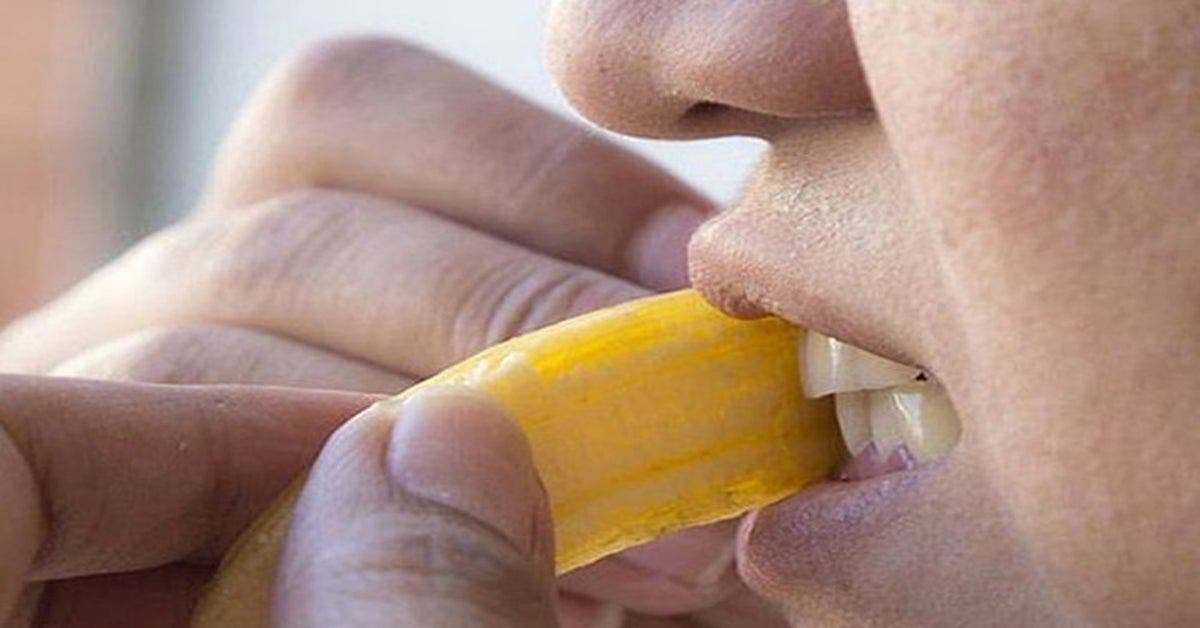 Voici comment blanchir vos dents avec de la banane