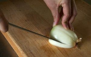 Voici comment couper un oignon sans pleurer.