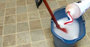 Voici comment nettoyer le sol avec du dentifrice pour le rendre propre et brillant