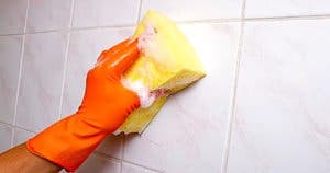 Voici comment nettoyer les carreaux de la salle de bain des résidus de savon et de tartre