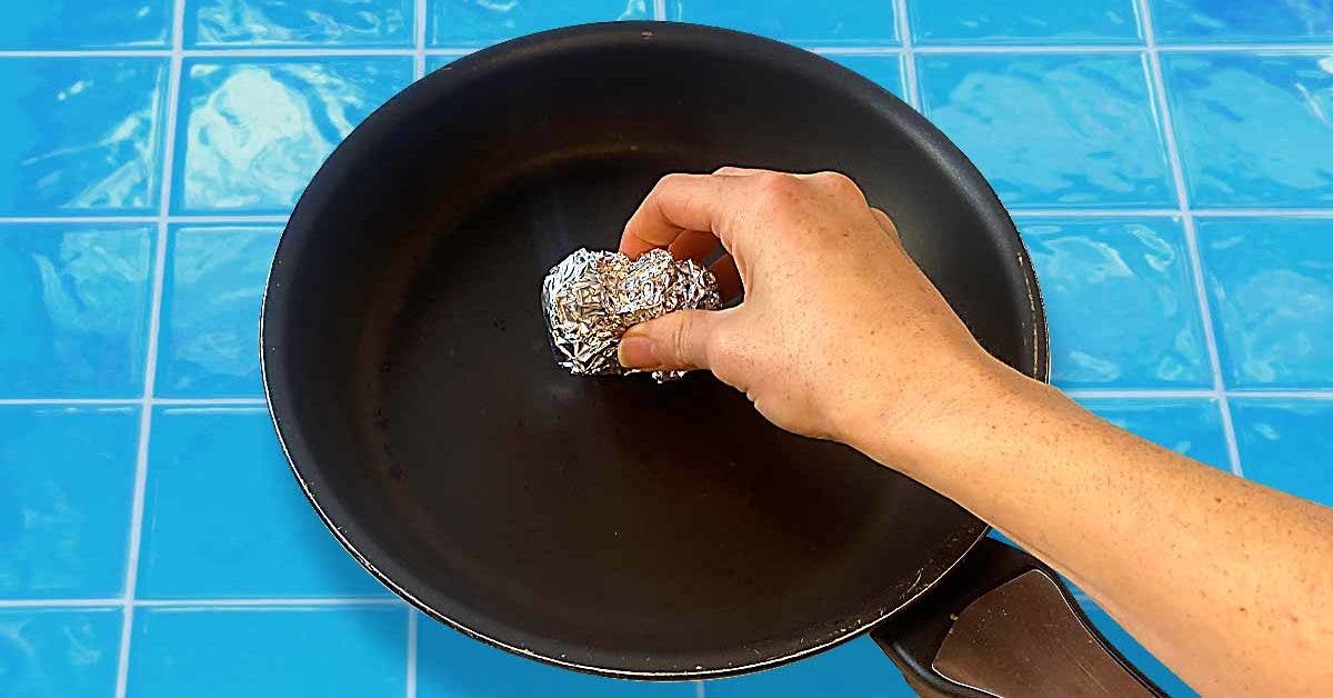 Voici comment nettoyer une poêle ou casserole brulée et la rendre comme neuve