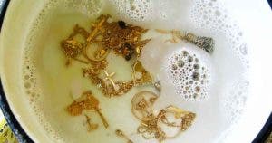 Voici comment nettoyer vos bijoux à la maison pour qu'ils brillent comme au premier jour
