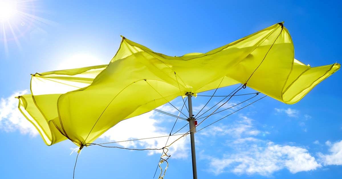 Voici comment planter le parasol sur la plage pour l’empêcher de s’envoler