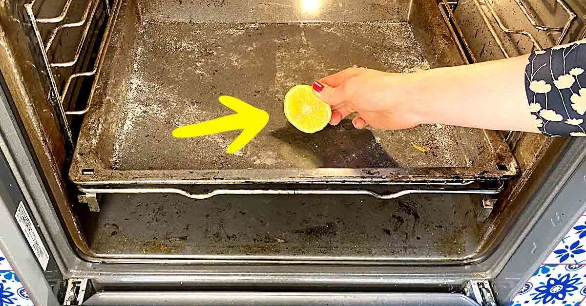 Voici comment utiliser un demi-citron pour nettoyer la plaque du four