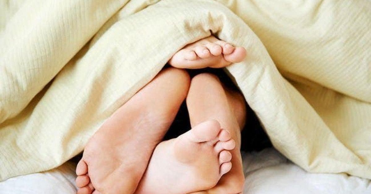 Voici les 5 positions sexuelles à faire sous une couverture quand il fait froid