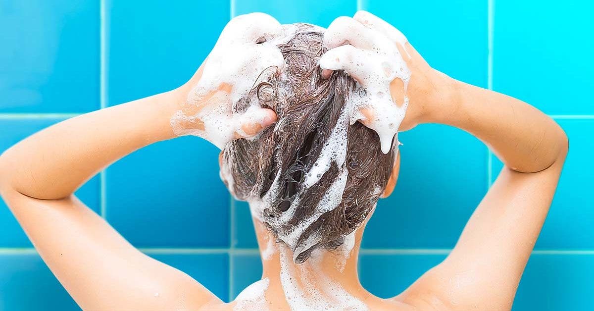 Voici pourquoi faut-il se laver les cheveux avec du shampooing deux fois de suite