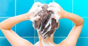 Voici pourquoi faut-il se laver les cheveux avec du shampooing deux fois de suite