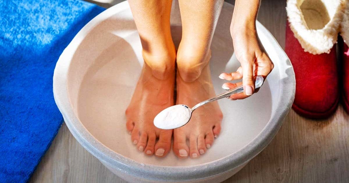 Voici pourquoi il faut verser du bicarbonate dans votre bain de pieds