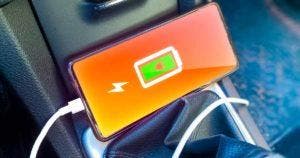 Voici pourquoi il ne faut pas charger le téléphone dans la voiture001