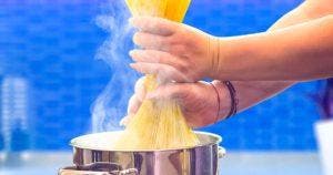 Voici pourquoi il ne faut pas couper les spaghettis avant cuisson0012