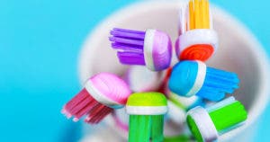 Voici pourquoi les brosses à dents ont des poils de différentes couleurs