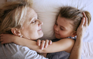 Les enfants ont besoin de leurs grands-parents, qu’ils considèrent comme le pilier et le rempart affectif dont ils ont besoin. Passer plus de temps avec eux présente d’énormes avantages.