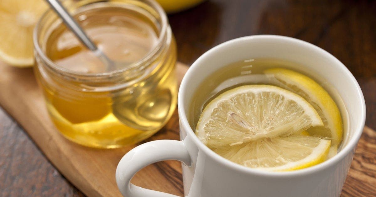 Voici pourquoi vous devriez boire de l’eau citronnée au miel tôt le matin