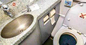 Voici pourquoi vous ne devez surtout pas aller aux toilettes avant le décollage de l'avion