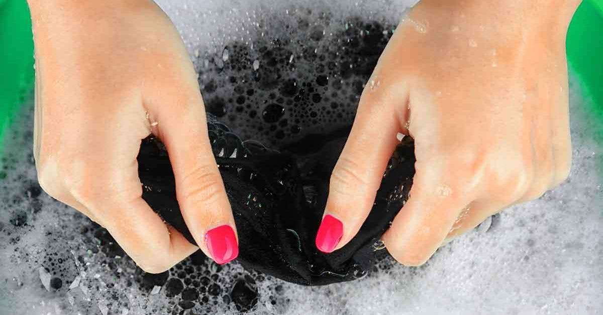 Comment laver les vêtements noirs sans les décolorer ? 4 astuces pour conserver leur couleur