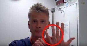 Vous avez une bague coincée au doigt ? Avec l'astuce de ce médecin, plus besoin de vous inquiéter !