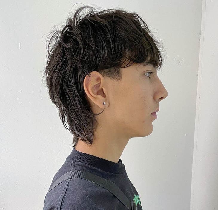 Wolf cut avec frange droite Wolf cut avec frange droite