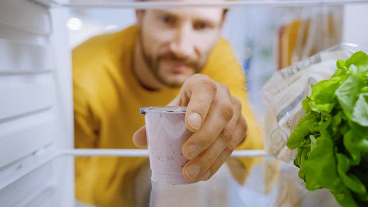Yogurt da scartare in frigo