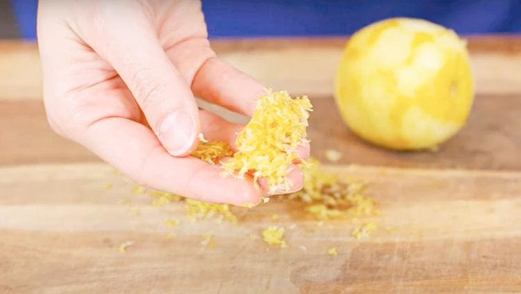 Technique de cuisine: zester un citron 