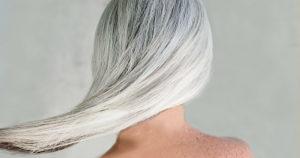 À 26 ans, Lauren Midgley célèbre ses cheveux gris : une source d'inspiration pour l'acceptation d