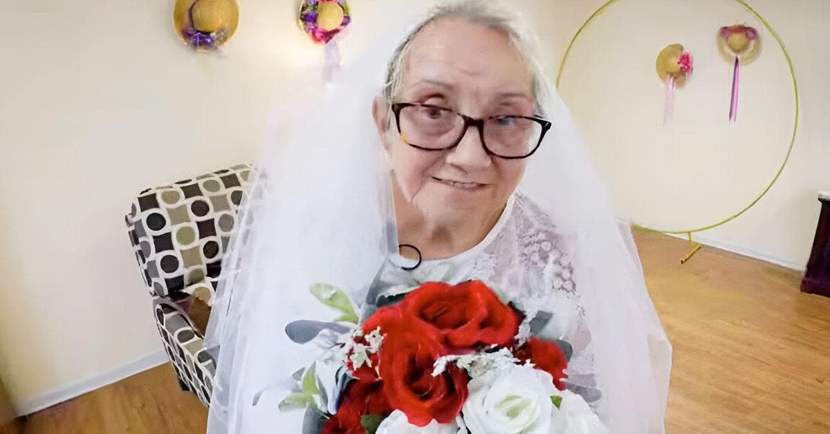 A 77 Ans, elle célèbre l'amour de soi en se mariant avec elle-même : le mariage inspirant de Dottie