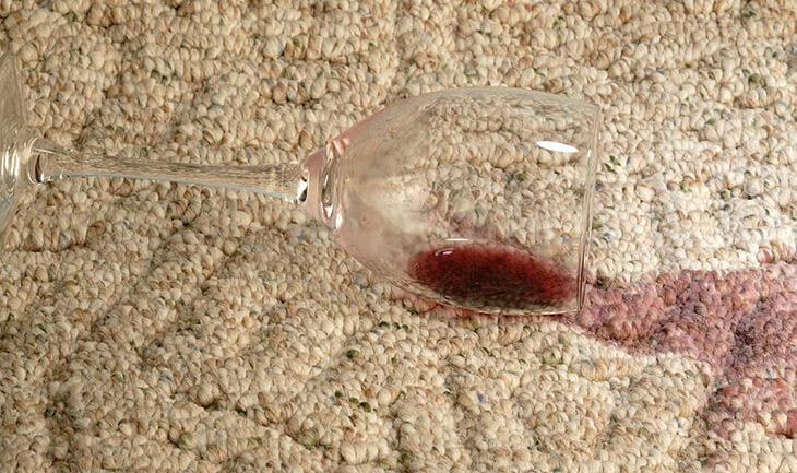dolor de vino en la alfombra