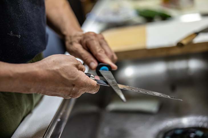 cuchillo afilador con otro cuchillo