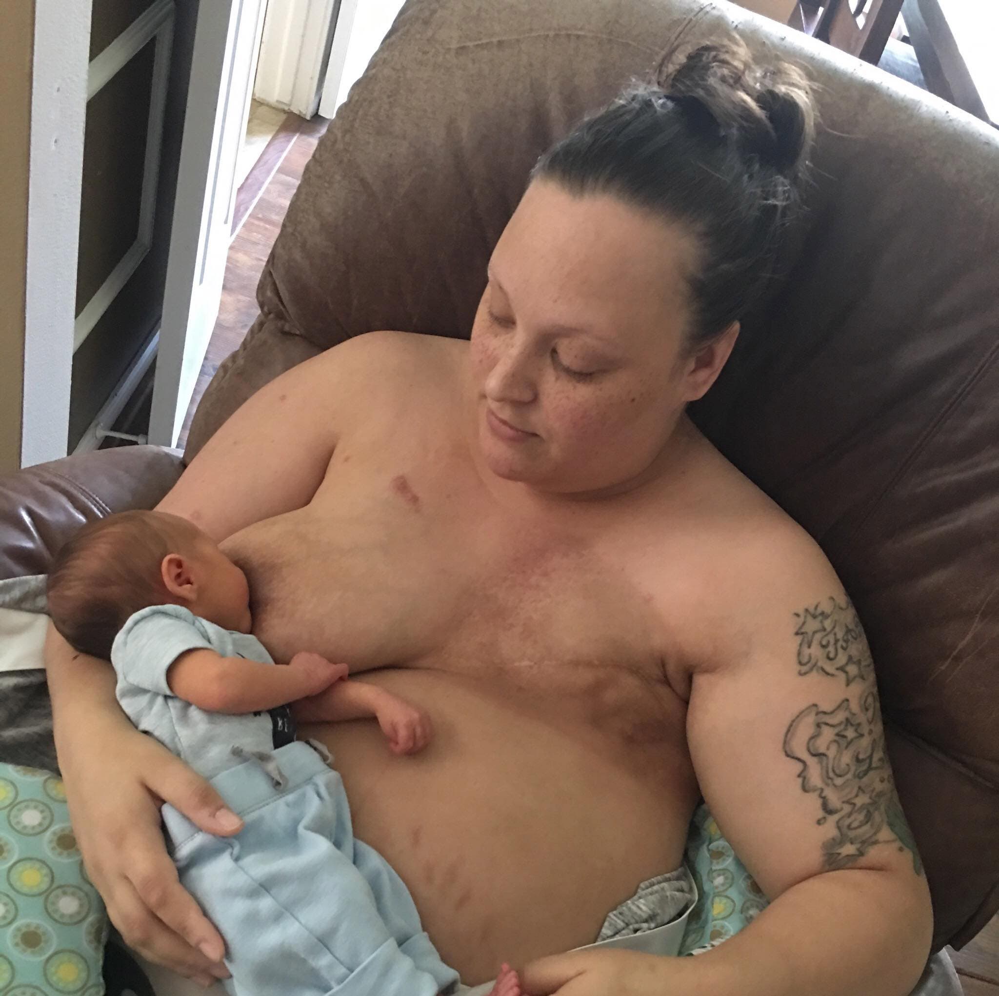 survivante du cancer qui allaite son fils