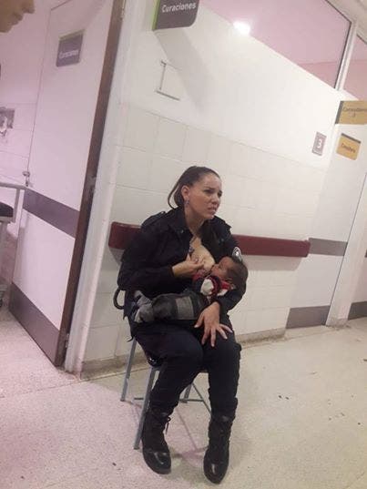 Une policière allaite un bébé