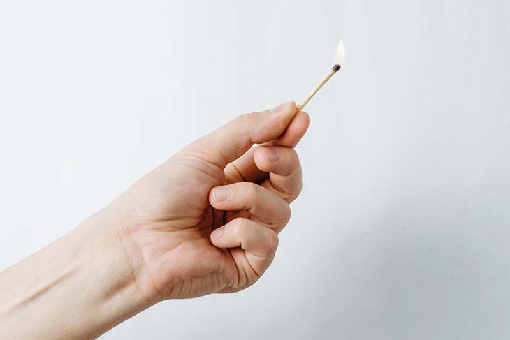 Cosa succede quando butti un fiammifero nel gabinetto? Il trucco pratico che ti farà risparmiare denaro 2 accendere un fiammifero