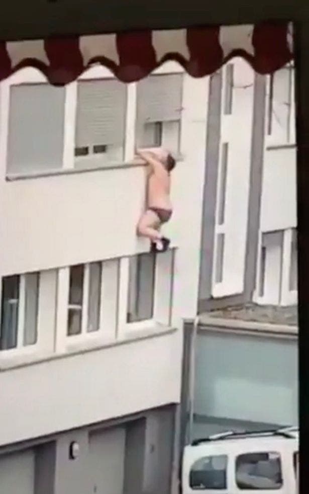Un homme à moitié nu tombe s’accroche à la fenêtre