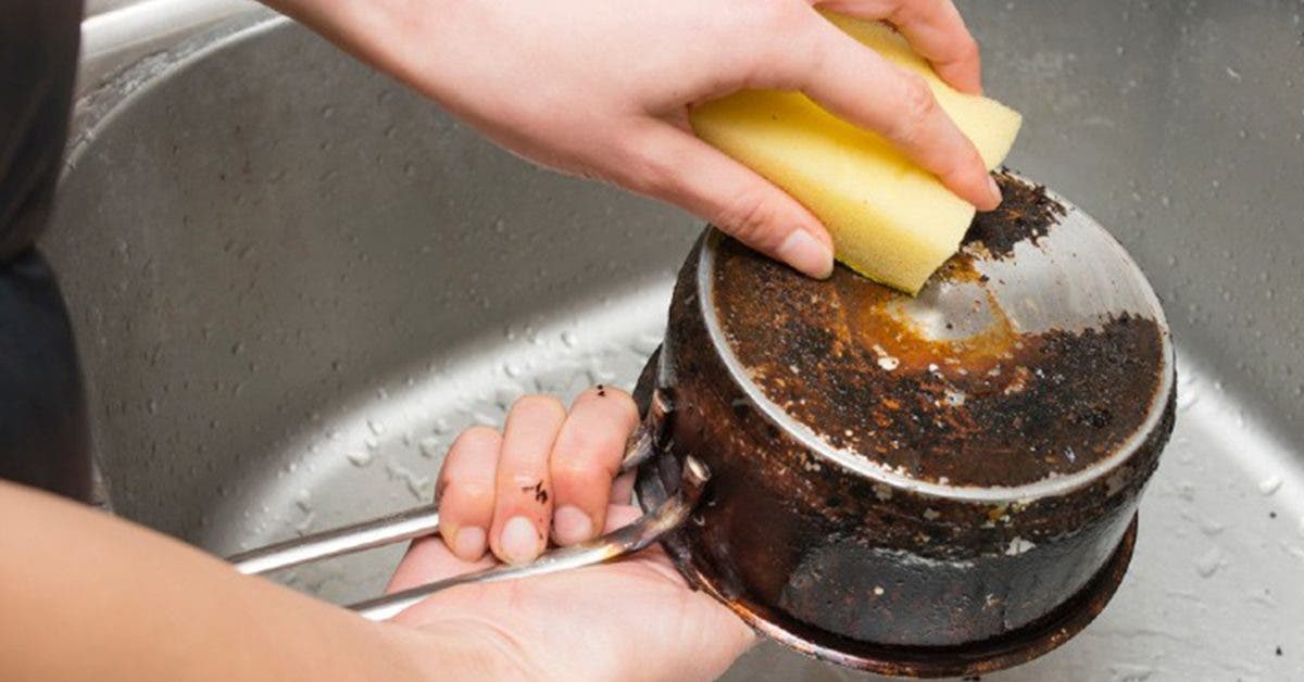 apprenez-a-nettoyer-le-fond-des-casseroles-et-des-poeles-pour-leur-donner-un-aspect-neuf
