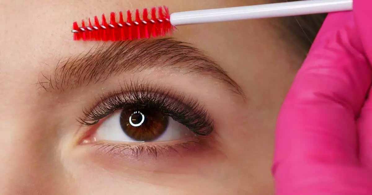 Une astuce de grand-mère efficace pour avoir des sourcils épais