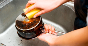L’astuce de génie pour nettoyer facilement le fond d’une casserole et la laisser comme neuve