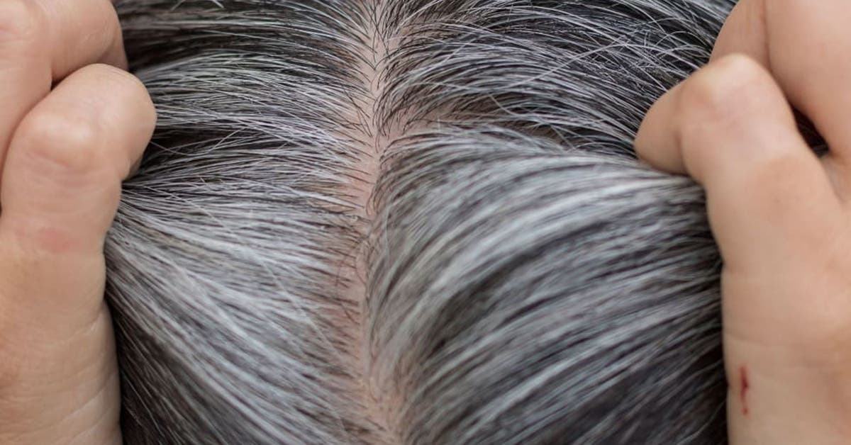 5 astuces de génie pour couvrir les cheveux gris naturellement à la maison