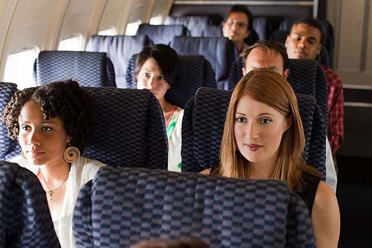 Des passagers dans un avion